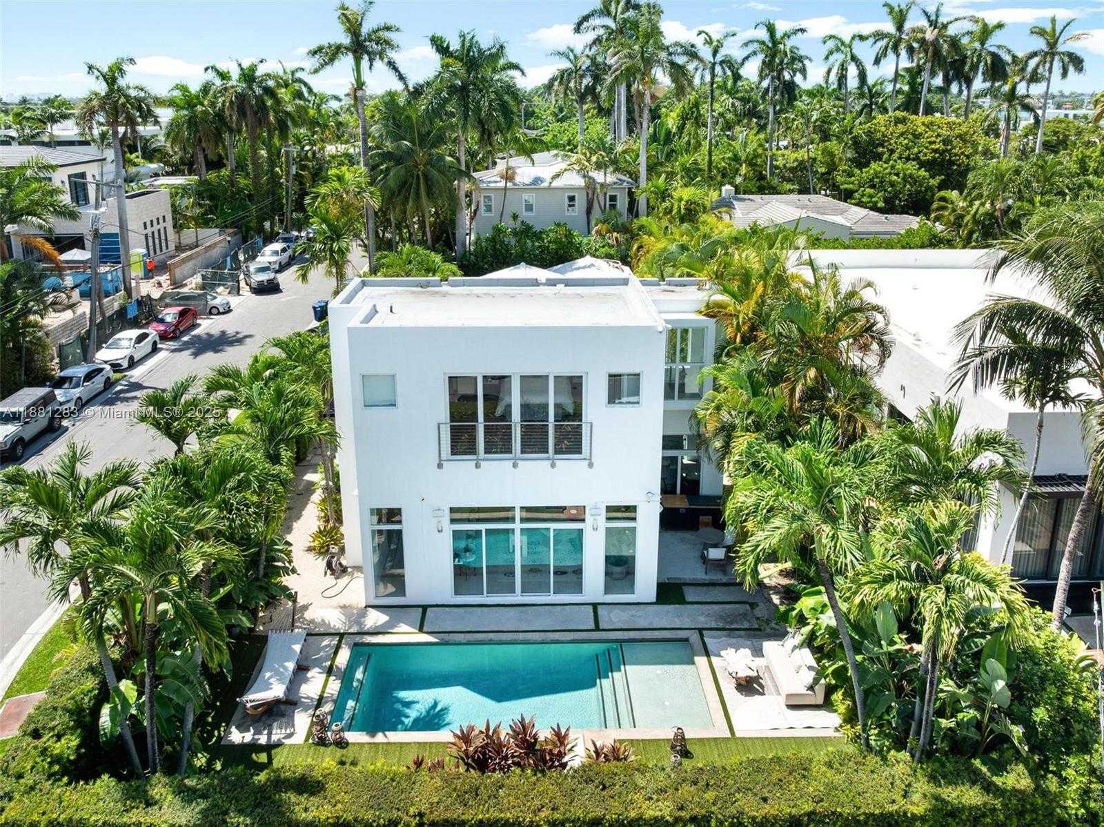 Small Image of 520 EAST DILIDO DR, Miami Beach Number 47