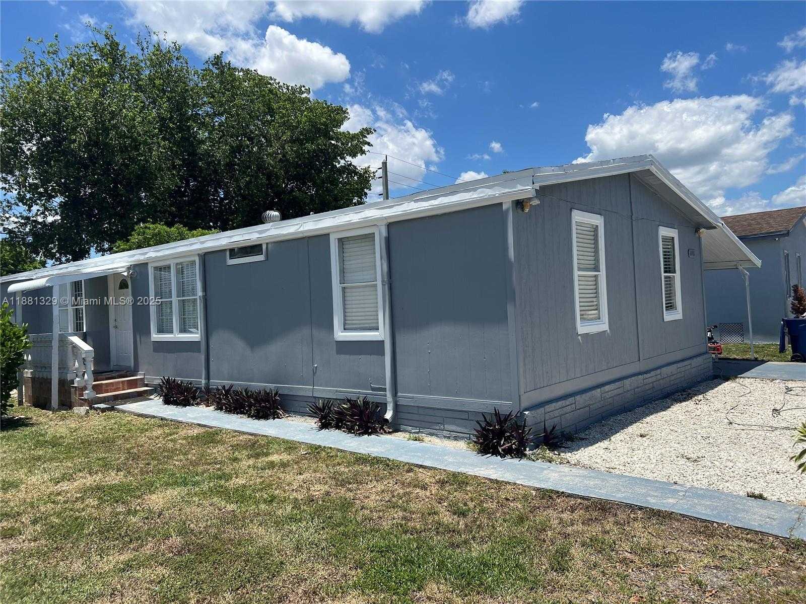 Small Image of 20016 NORTH WEST 56 AVE, Miami Gardens Number 2