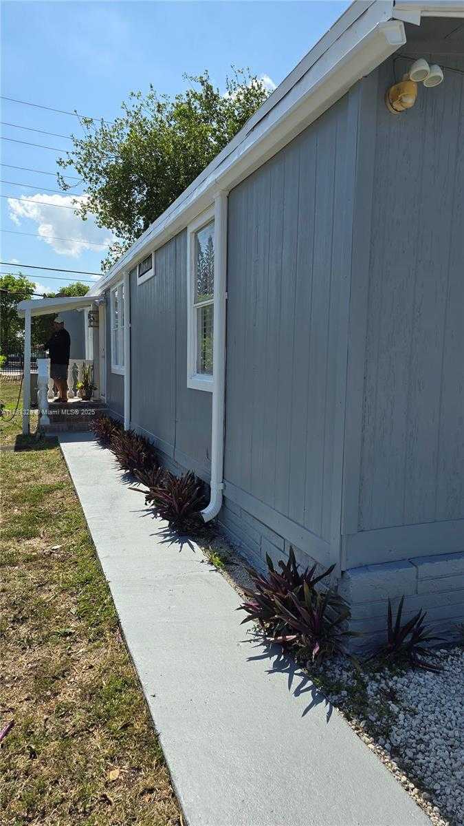 Small Image of 20016 NORTH WEST 56 AVE, Miami Gardens Number 7