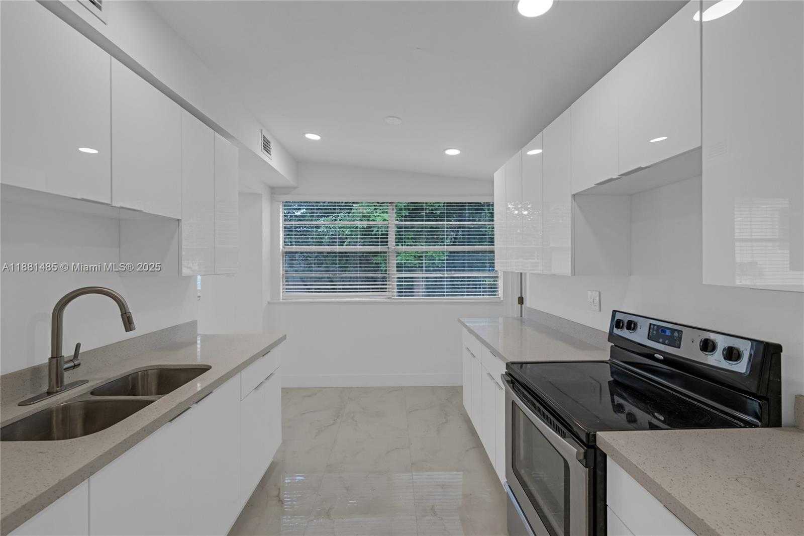 Small Image of 2960 NORTH WEST 165TH ST, Miami Gardens Number 9