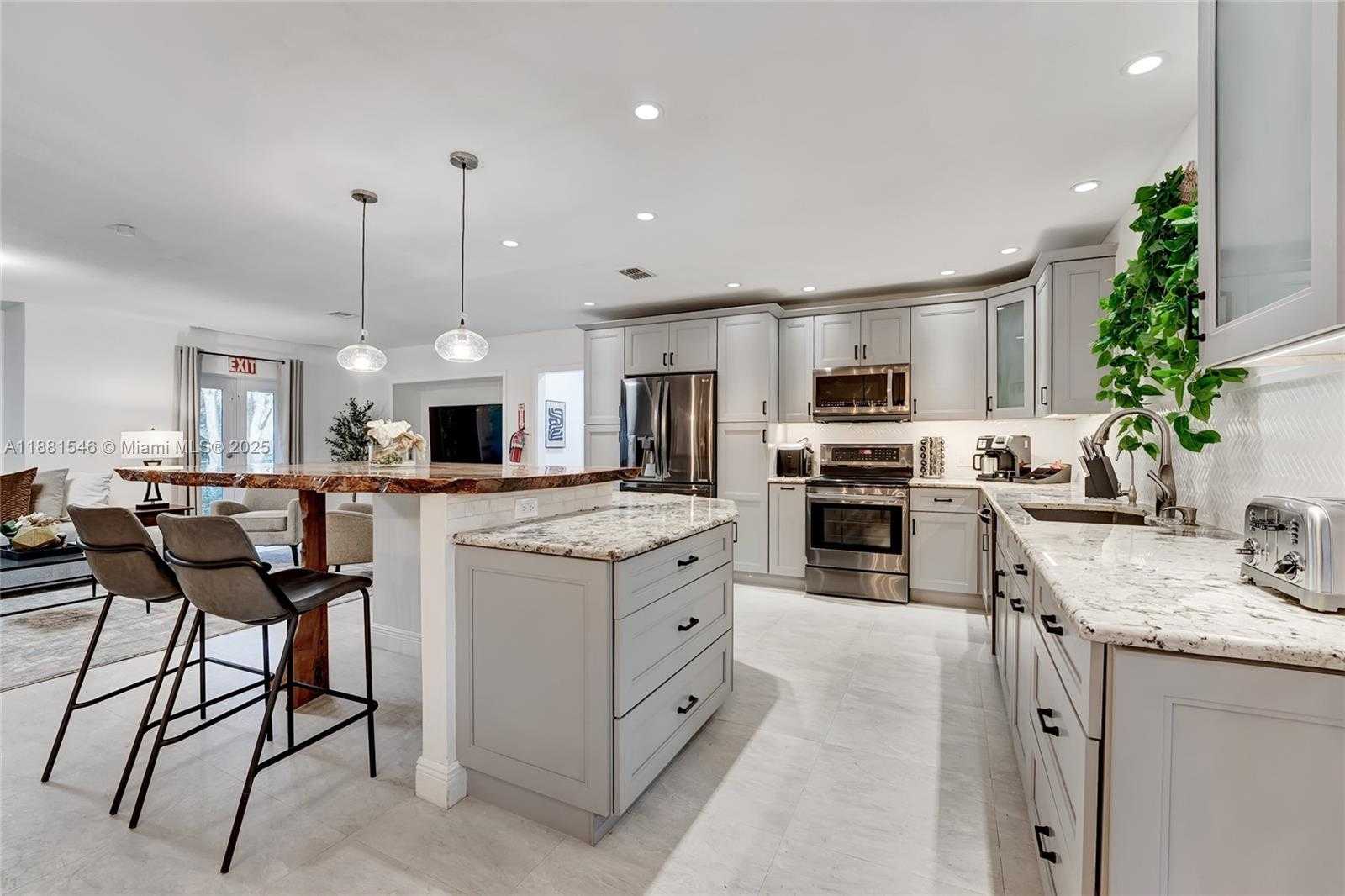 Small Image of 14330 SOUTH WEST 20TH ST, Davie Number 4
