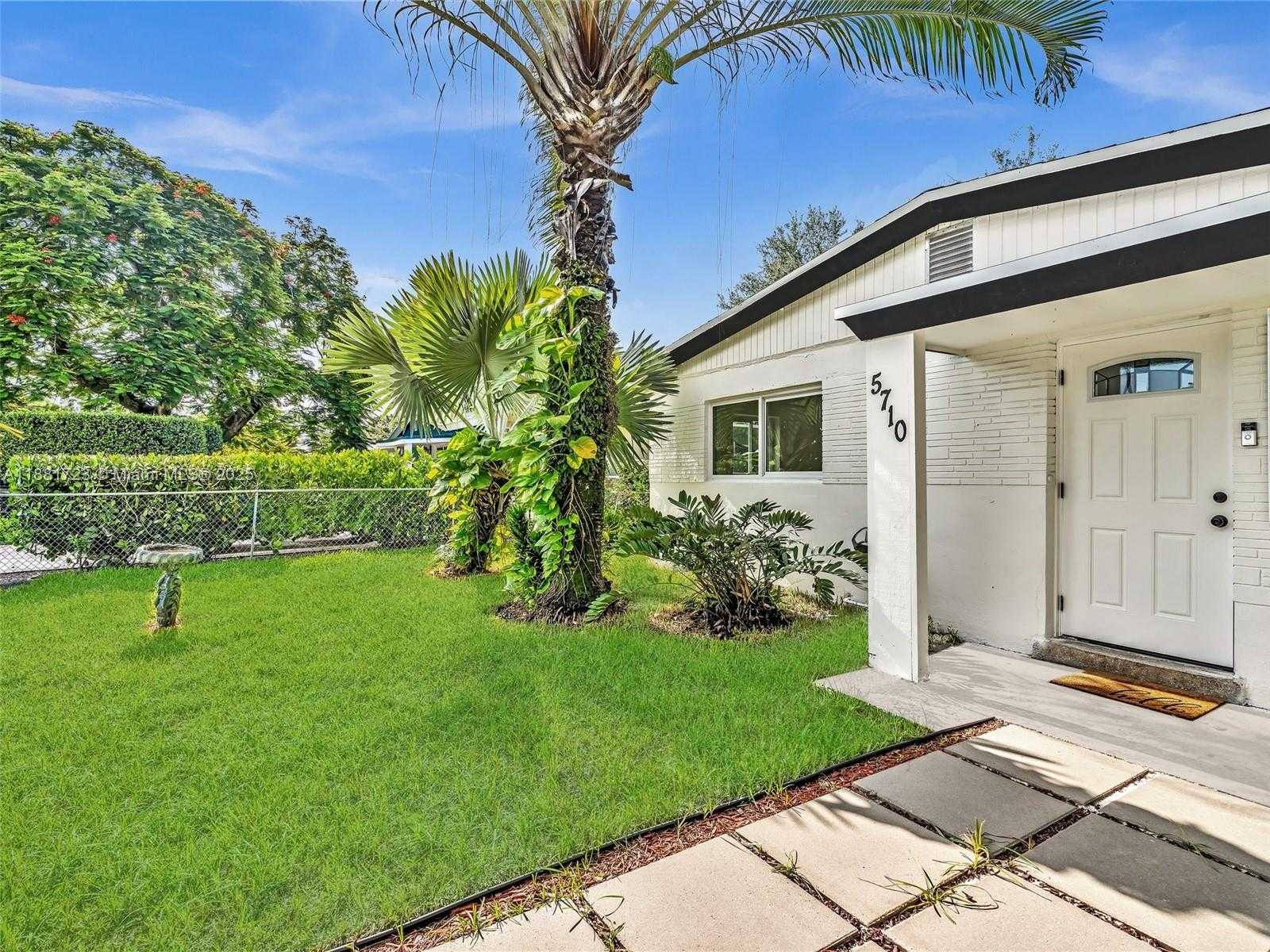 Small Image of 5710 RALEIGH ST, Hollywood Number 2