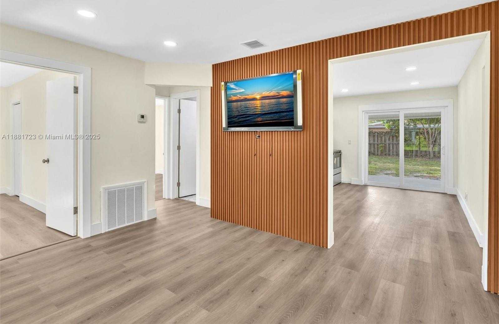 Small Image of 5710 RALEIGH ST, Hollywood Number 4