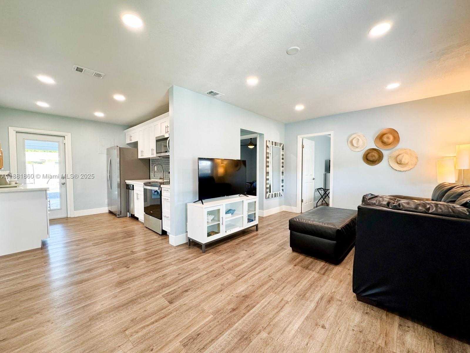 Small Image of 4881 NORTH EAST 2ND AVE, Oakland Park Number 6