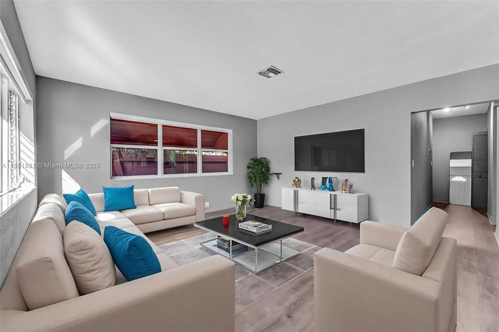 Small Image of 2831 MONROE ST, Hollywood Number 4
