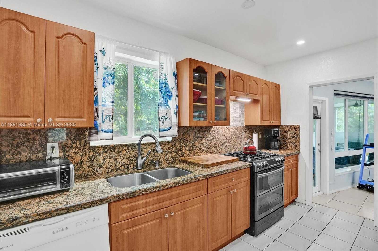 Small Image of 12585 NORTH EAST MIAMI CT, North Miami Number 15