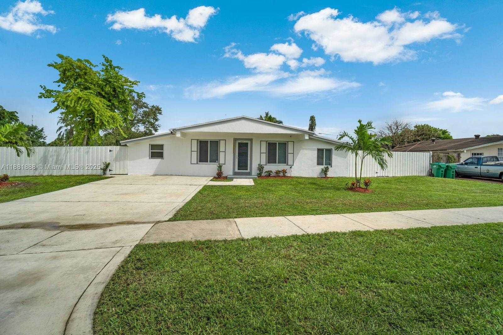 Small Image of 20181 NORTH WEST 14TH PL, Miami Gardens Number 2