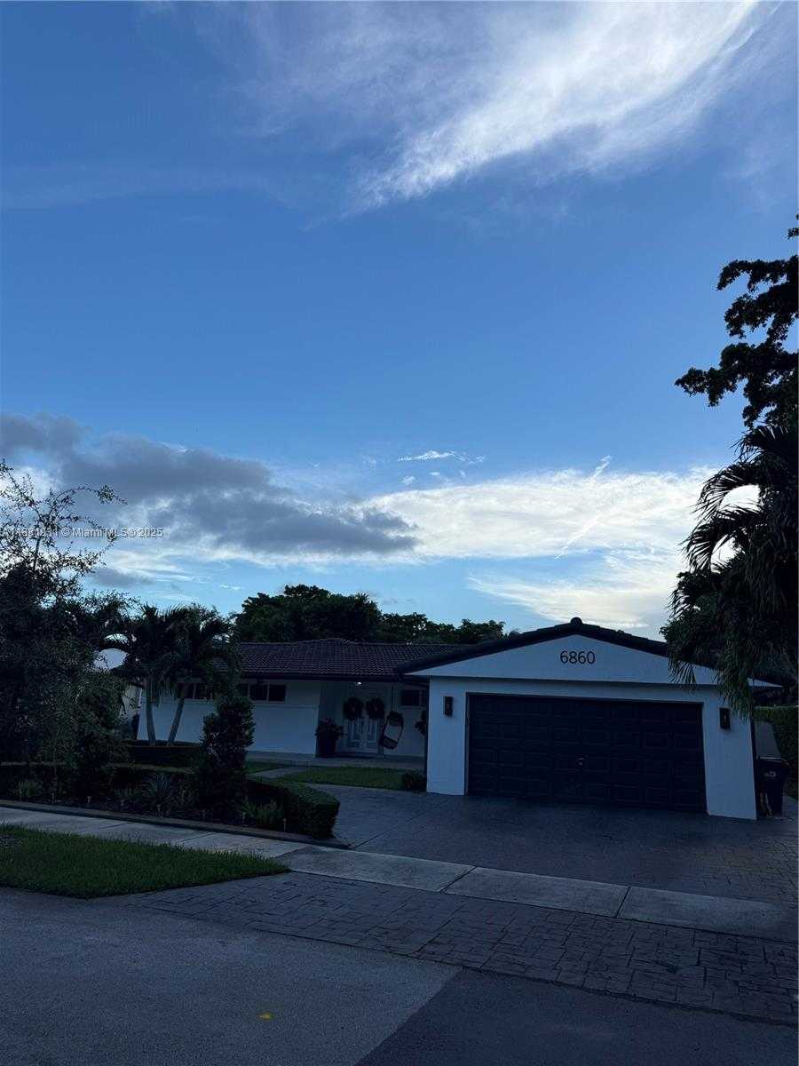 Small Image of 6860 MIAMI LAKES DR, Miami Lakes Number 3