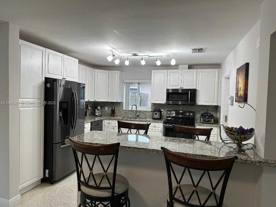 Small Image of 10610 NORTH WEST 22ND ST, Pembroke Pines Number 5