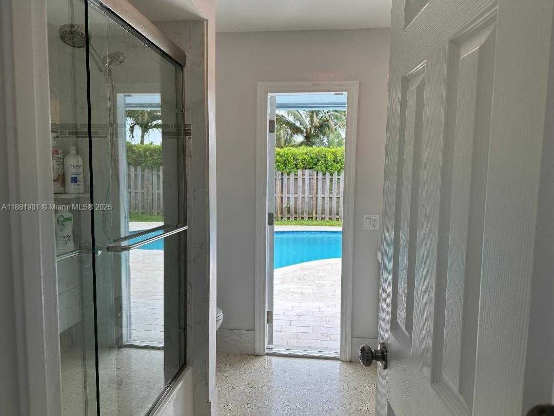 Small Image of 10610 NORTH WEST 22ND ST, Pembroke Pines Number 8