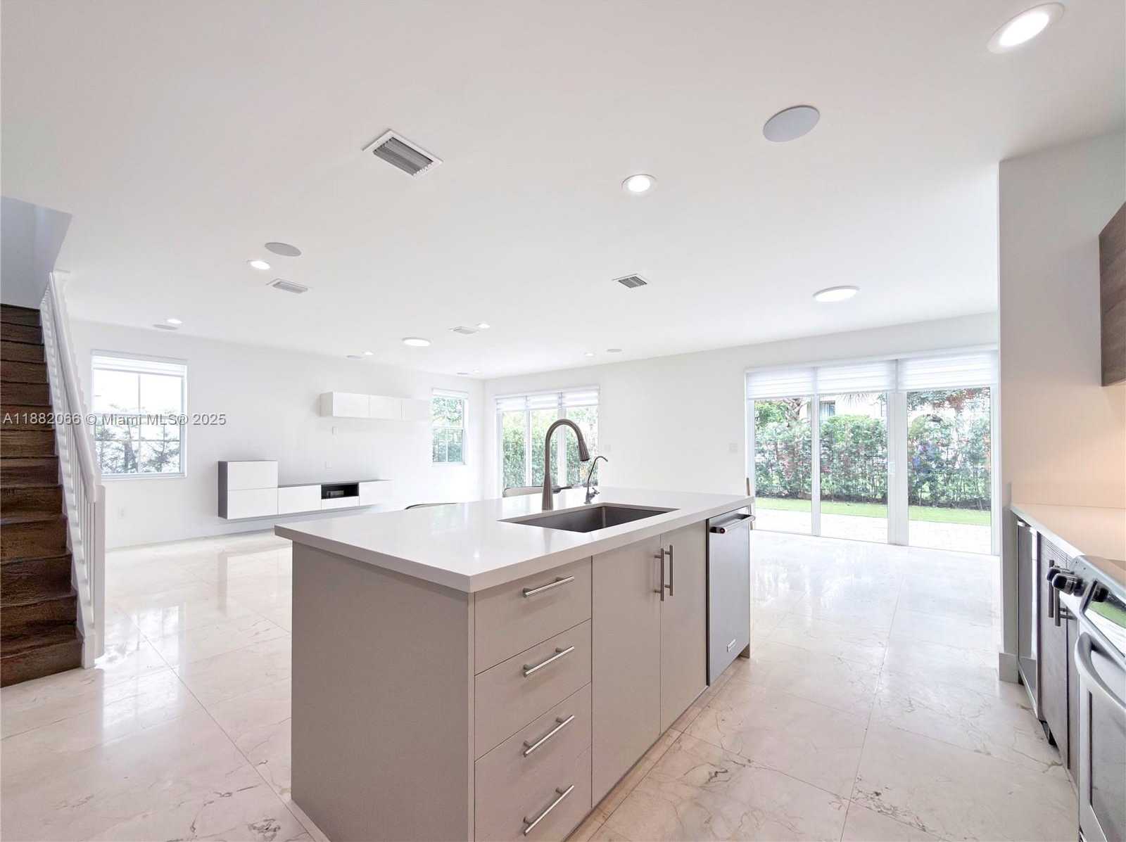 Small Image of 10423 NORTH WEST 70TH LN, Doral Number 15