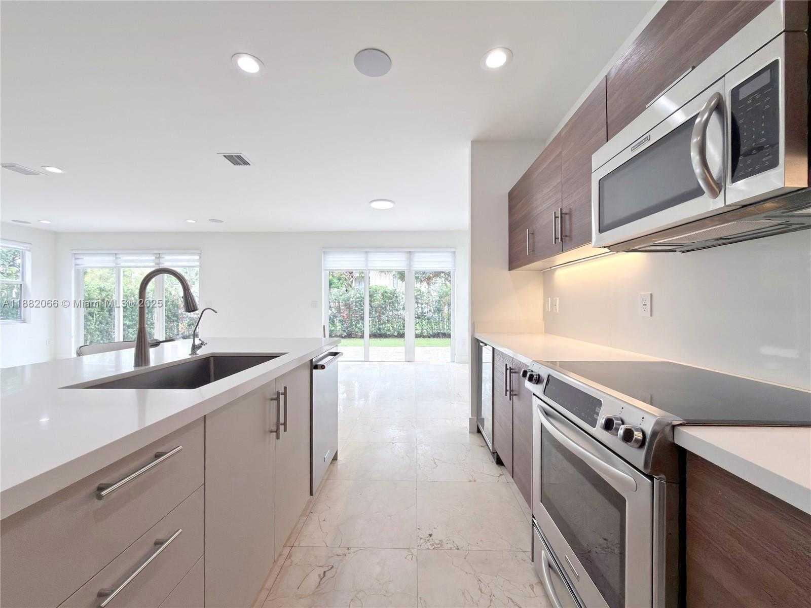 Small Image of 10423 NORTH WEST 70TH LN, Doral Number 16