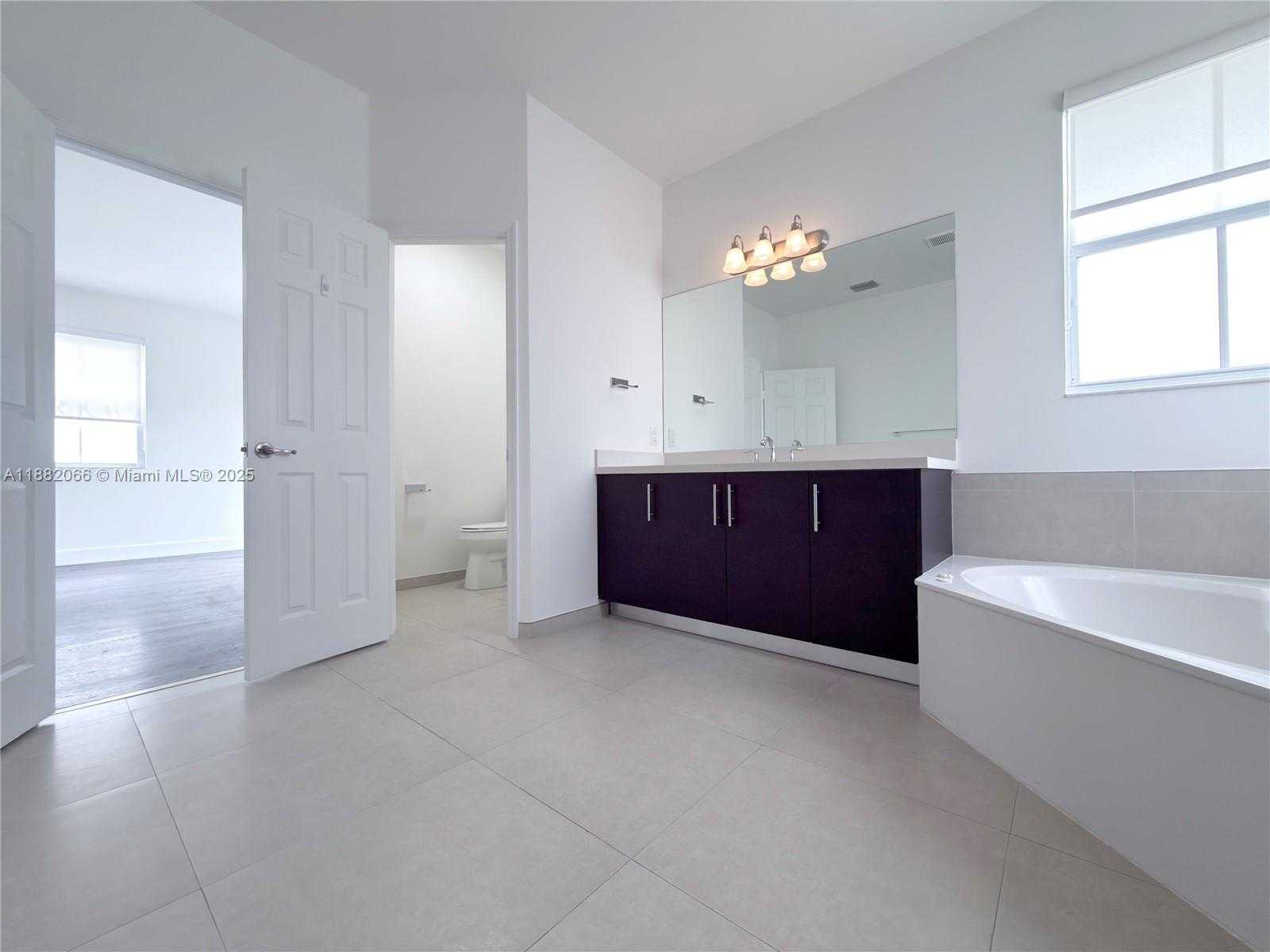 Small Image of 10423 NORTH WEST 70TH LN, Doral Number 33