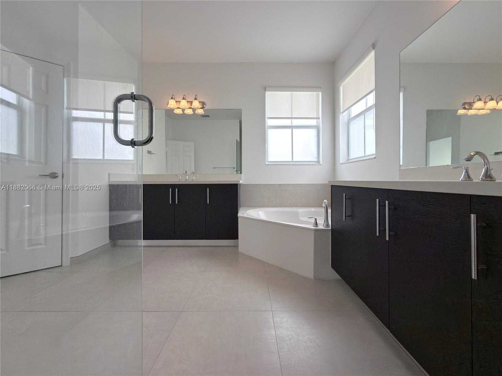 Small Image of 10423 NORTH WEST 70TH LN, Doral Number 34