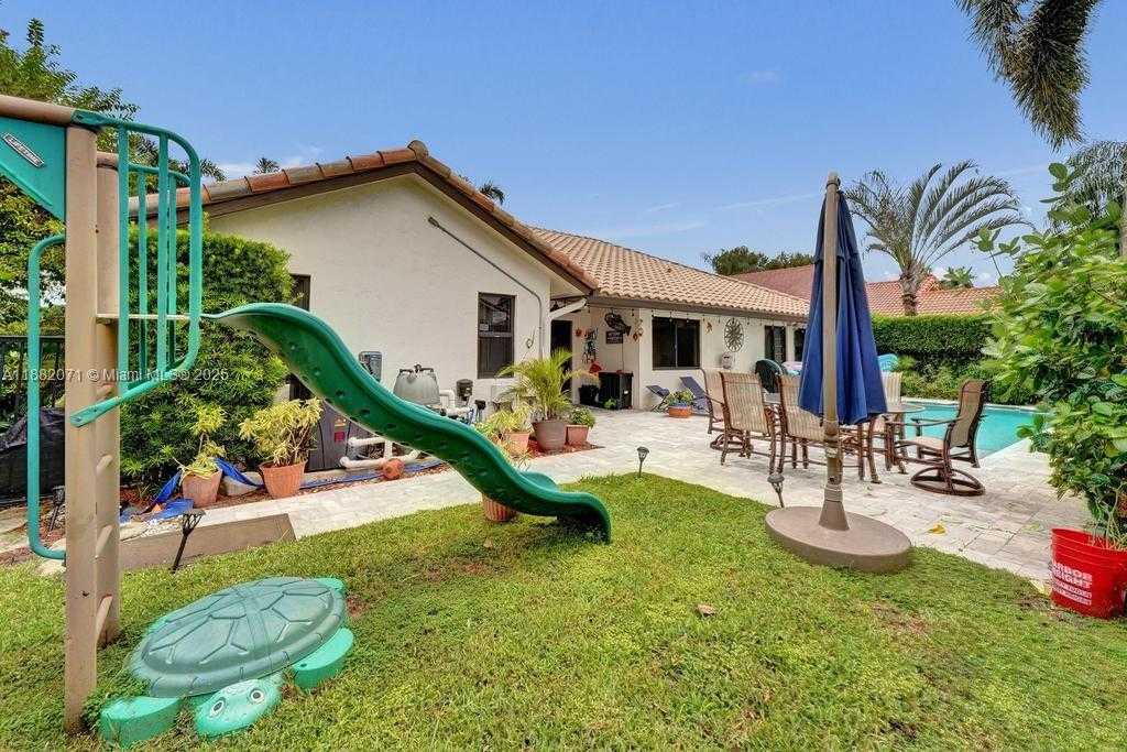 Small Image of 3187 BEECHBERRY CIR, Davie Number 10