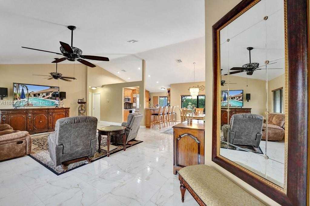 Small Image of 3187 BEECHBERRY CIR, Davie Number 12
