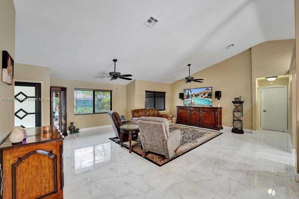 Small Image of 3187 BEECHBERRY CIR, Davie Number 13
