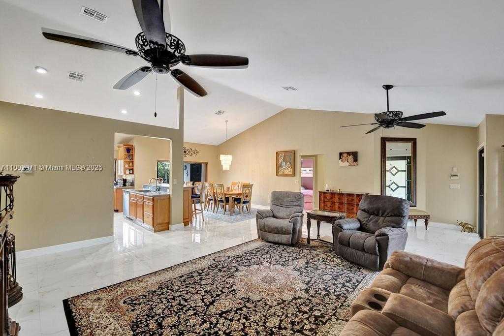 Small Image of 3187 BEECHBERRY CIR, Davie Number 14