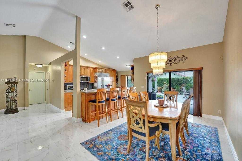Small Image of 3187 BEECHBERRY CIR, Davie Number 15