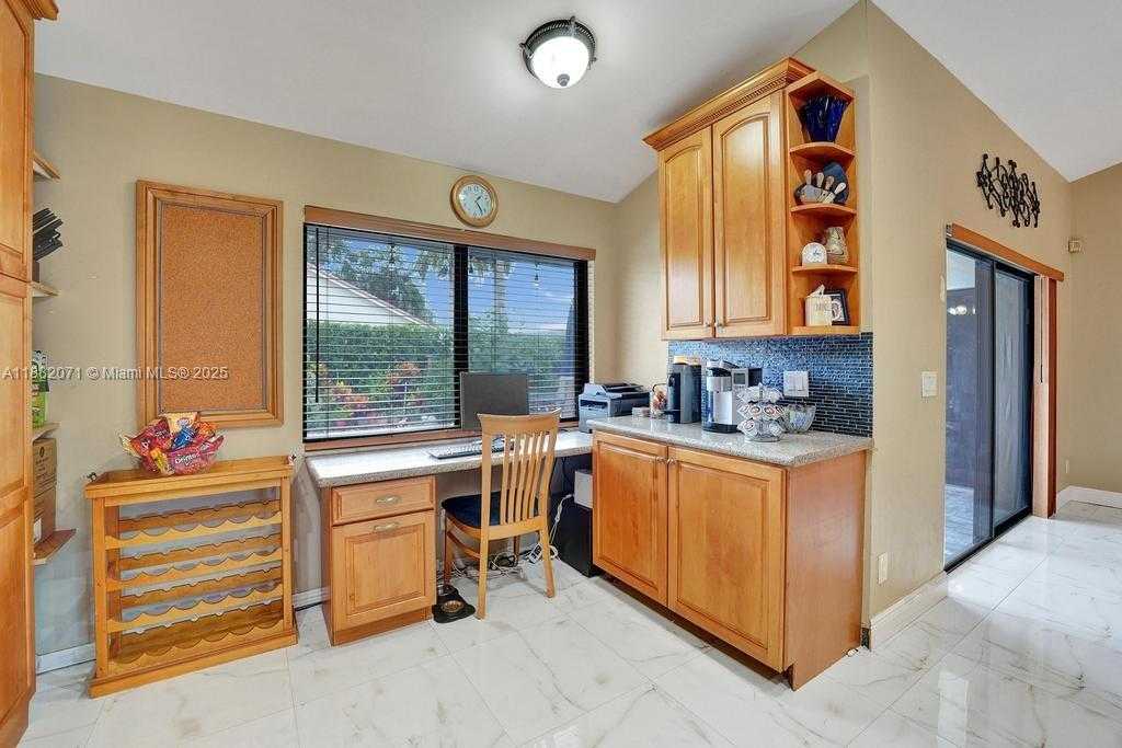 Small Image of 3187 BEECHBERRY CIR, Davie Number 19