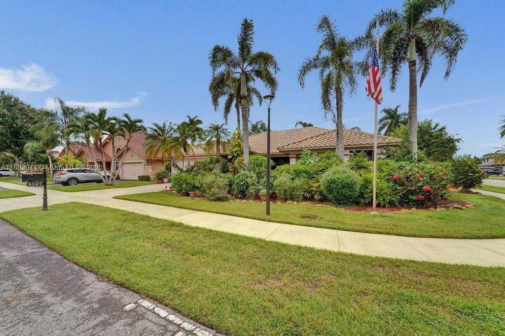 Small Image of 3187 BEECHBERRY CIR, Davie Number 2