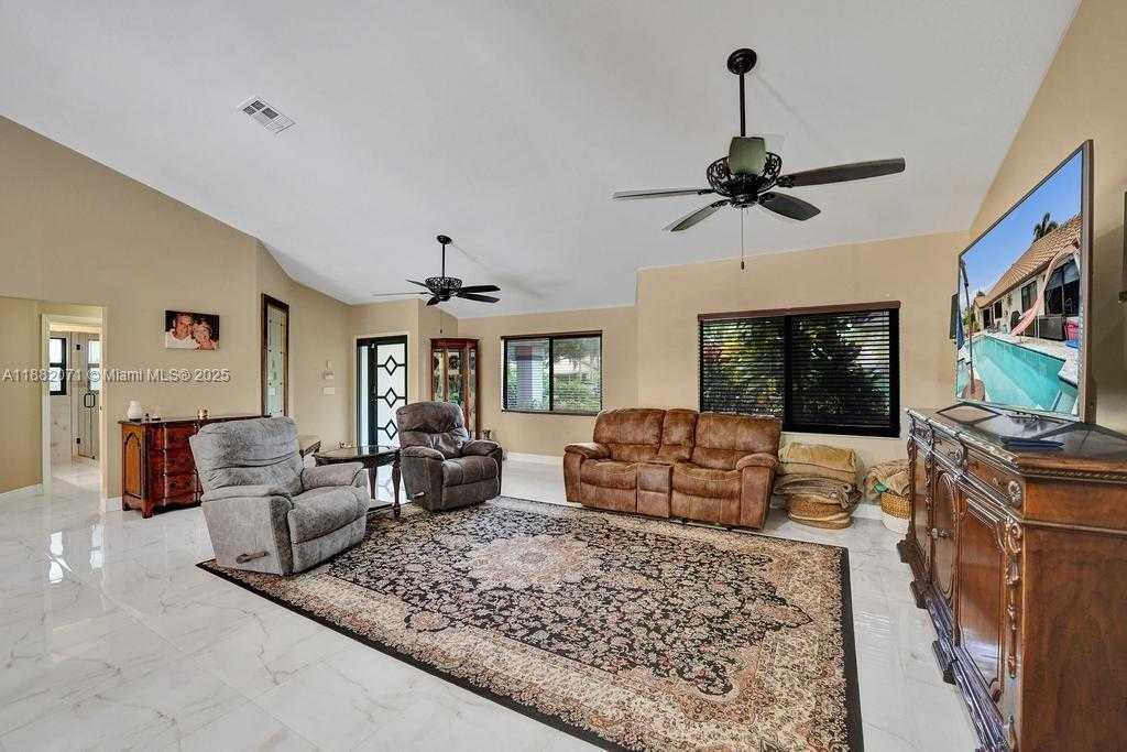 Small Image of 3187 BEECHBERRY CIR, Davie Number 20