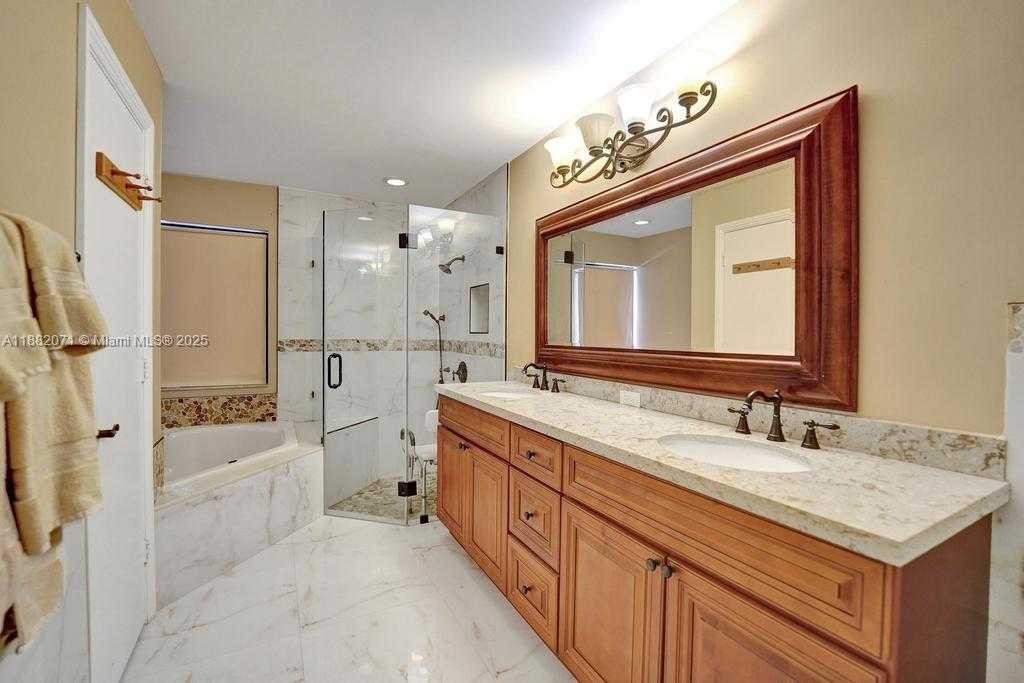 Small Image of 3187 BEECHBERRY CIR, Davie Number 22