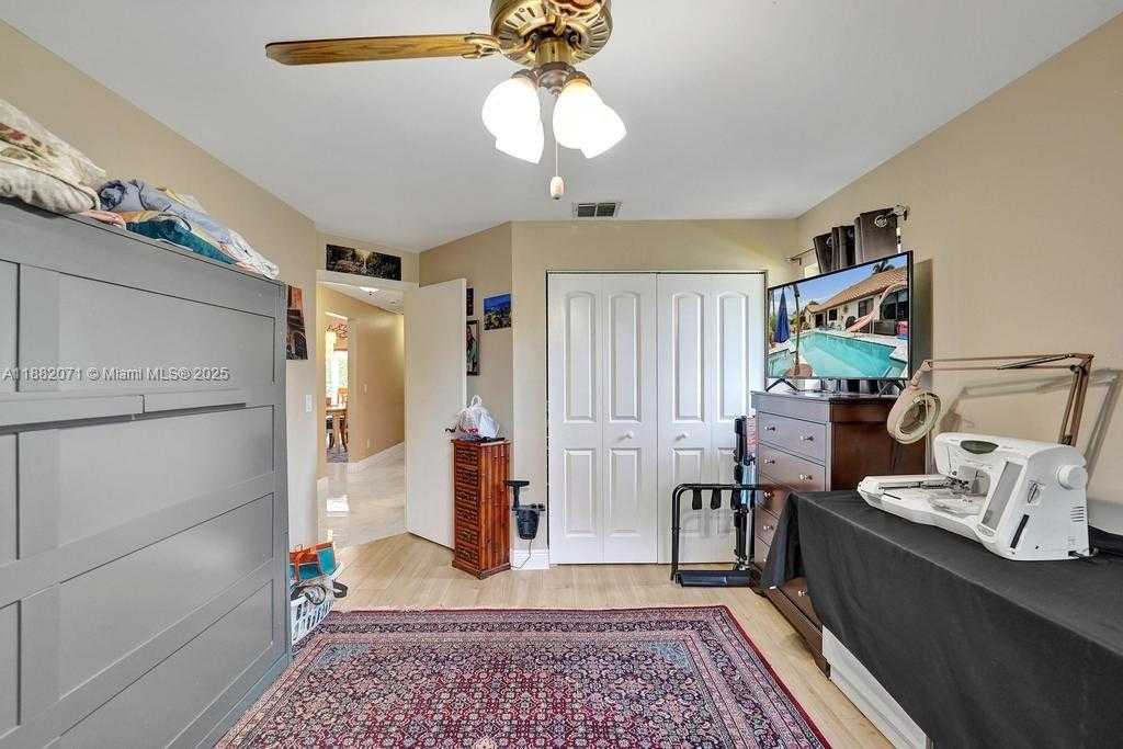 Small Image of 3187 BEECHBERRY CIR, Davie Number 25