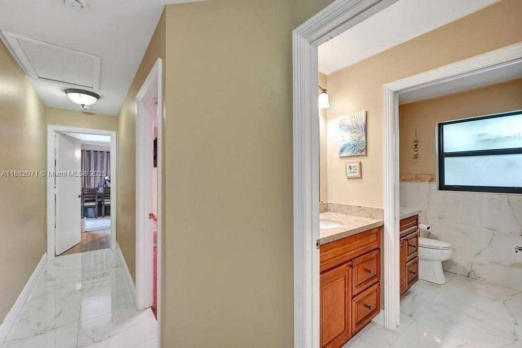 Small Image of 3187 BEECHBERRY CIR, Davie Number 26