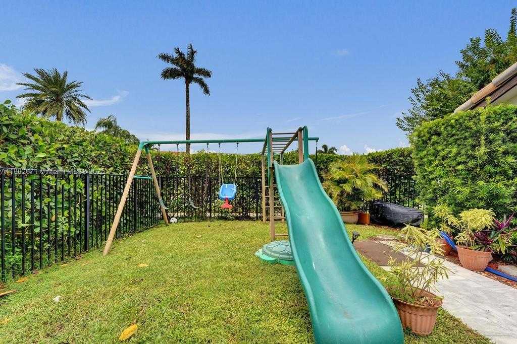 Small Image of 3187 BEECHBERRY CIR, Davie Number 32