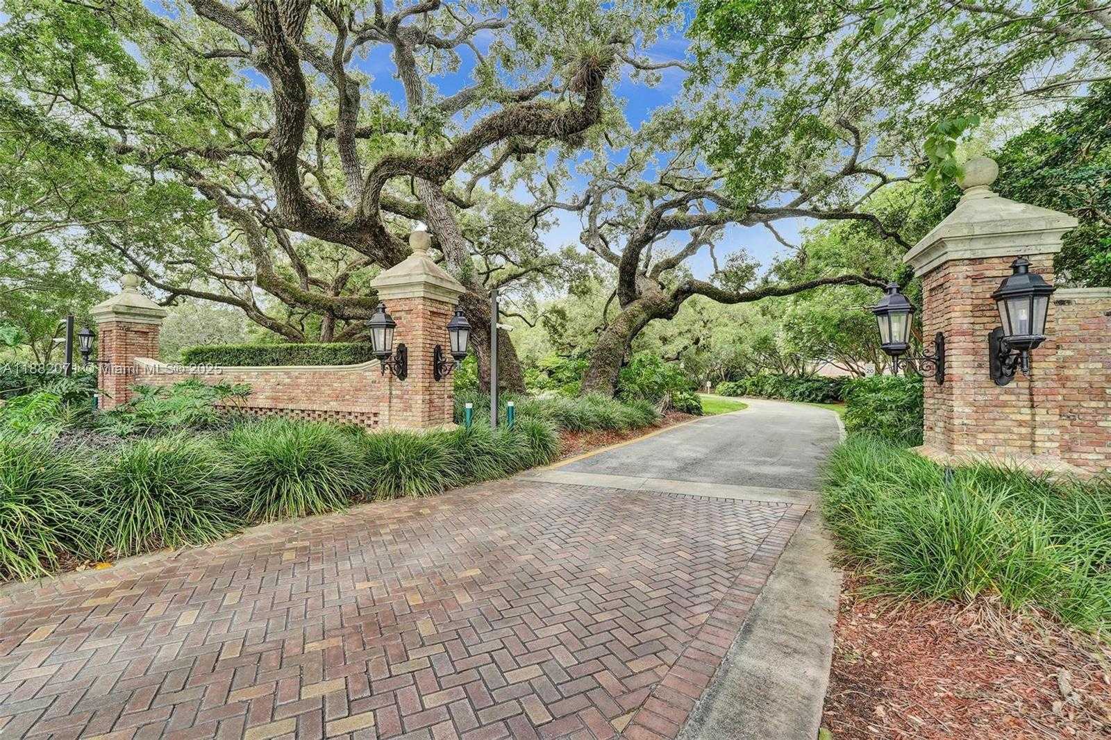 Small Image of 3187 BEECHBERRY CIR, Davie Number 34