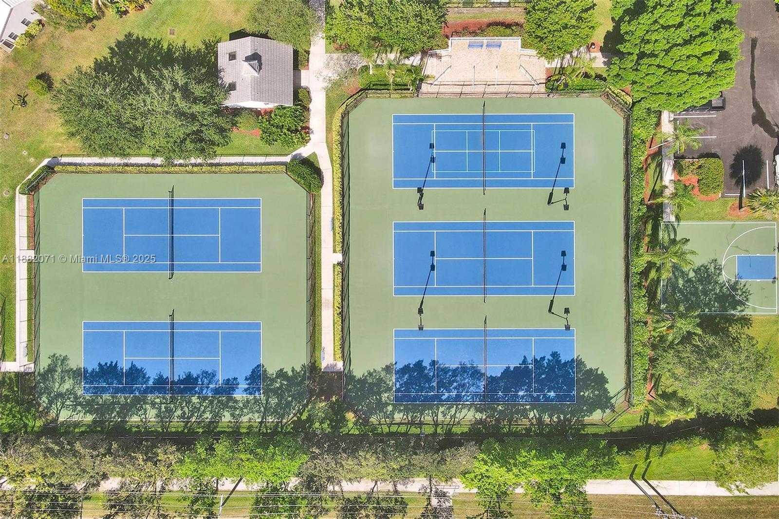Small Image of 3187 BEECHBERRY CIR, Davie Number 36