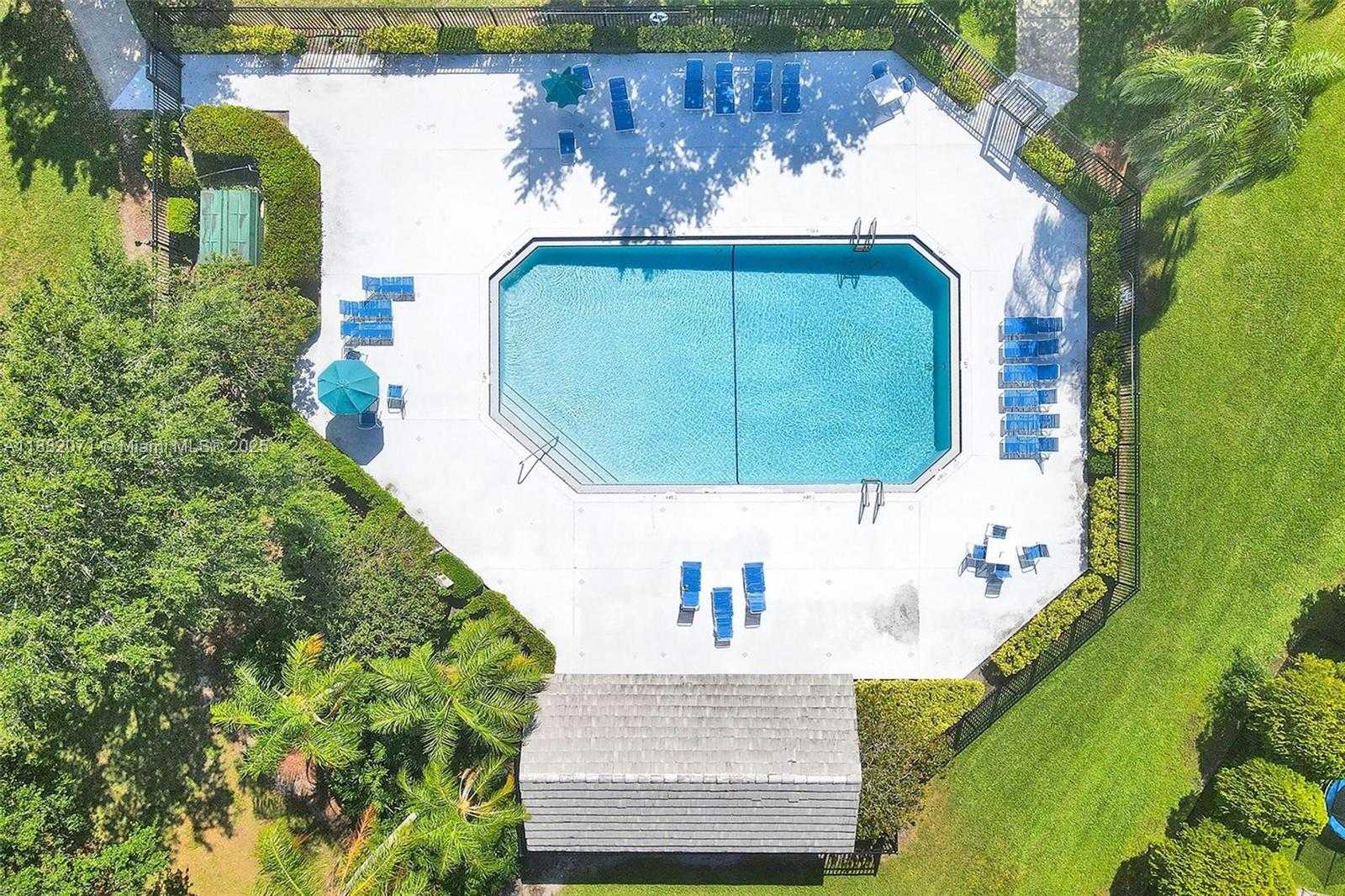 Small Image of 3187 BEECHBERRY CIR, Davie Number 37