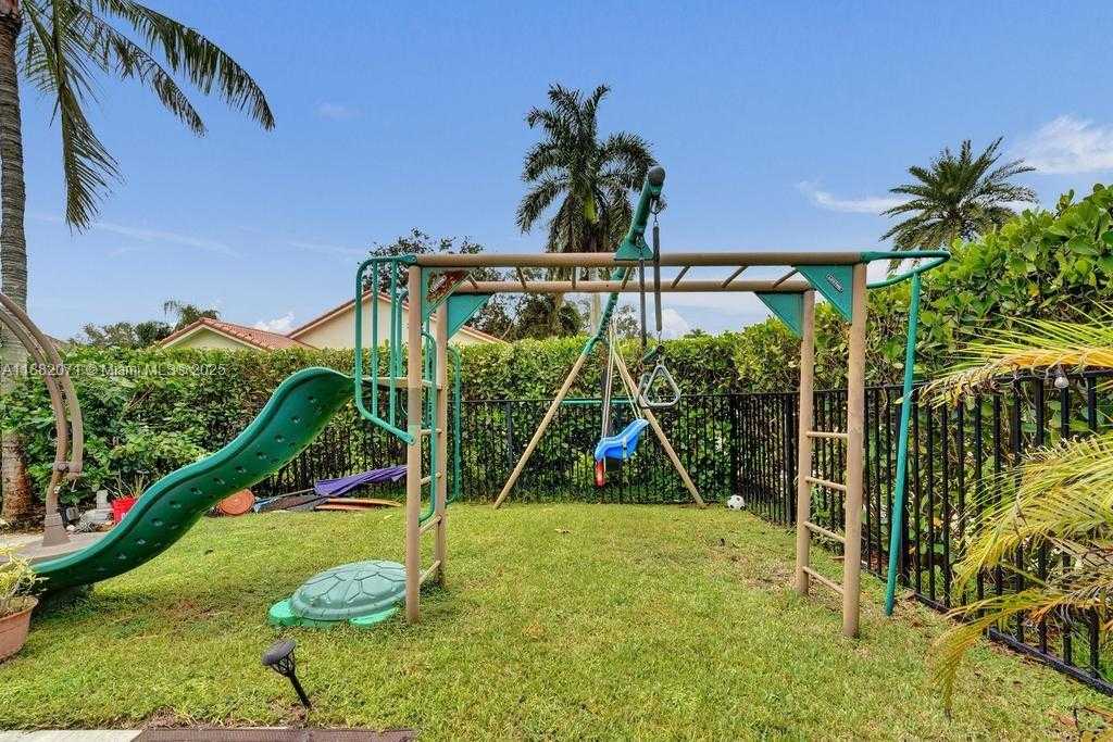 Small Image of 3187 BEECHBERRY CIR, Davie Number 9