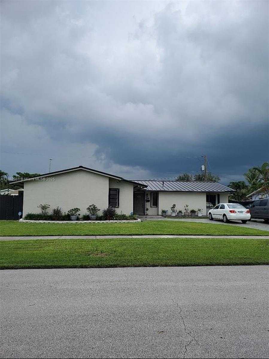 Small Image of 9817 SOUTH WEST 194TH ST, Cutler Bay Number 3