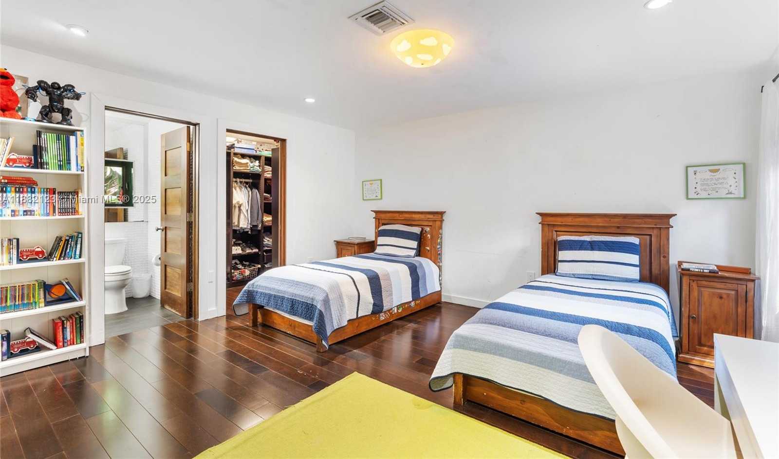 Small Image of 560 SABAL PALM RD, Miami Number 4