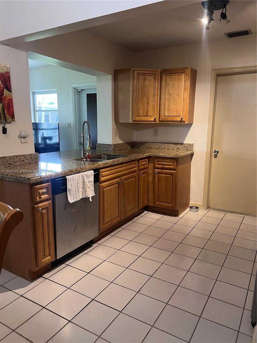 Small Image of 6806 NORTH WEST 75TH DR, Tamarac Number 11