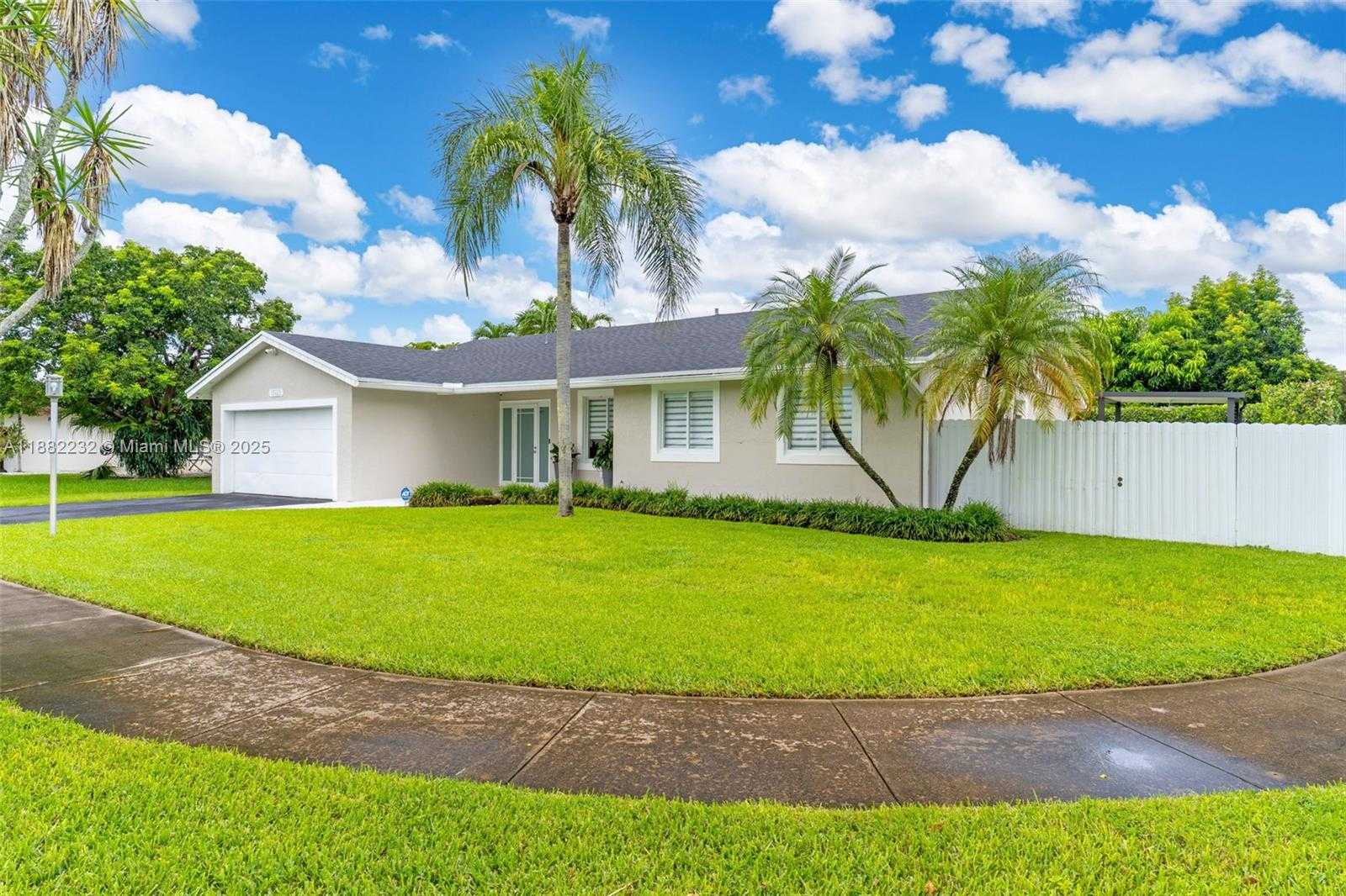 Small Image of 13925 SOUTH WEST 107TH TER, Miami Number 2