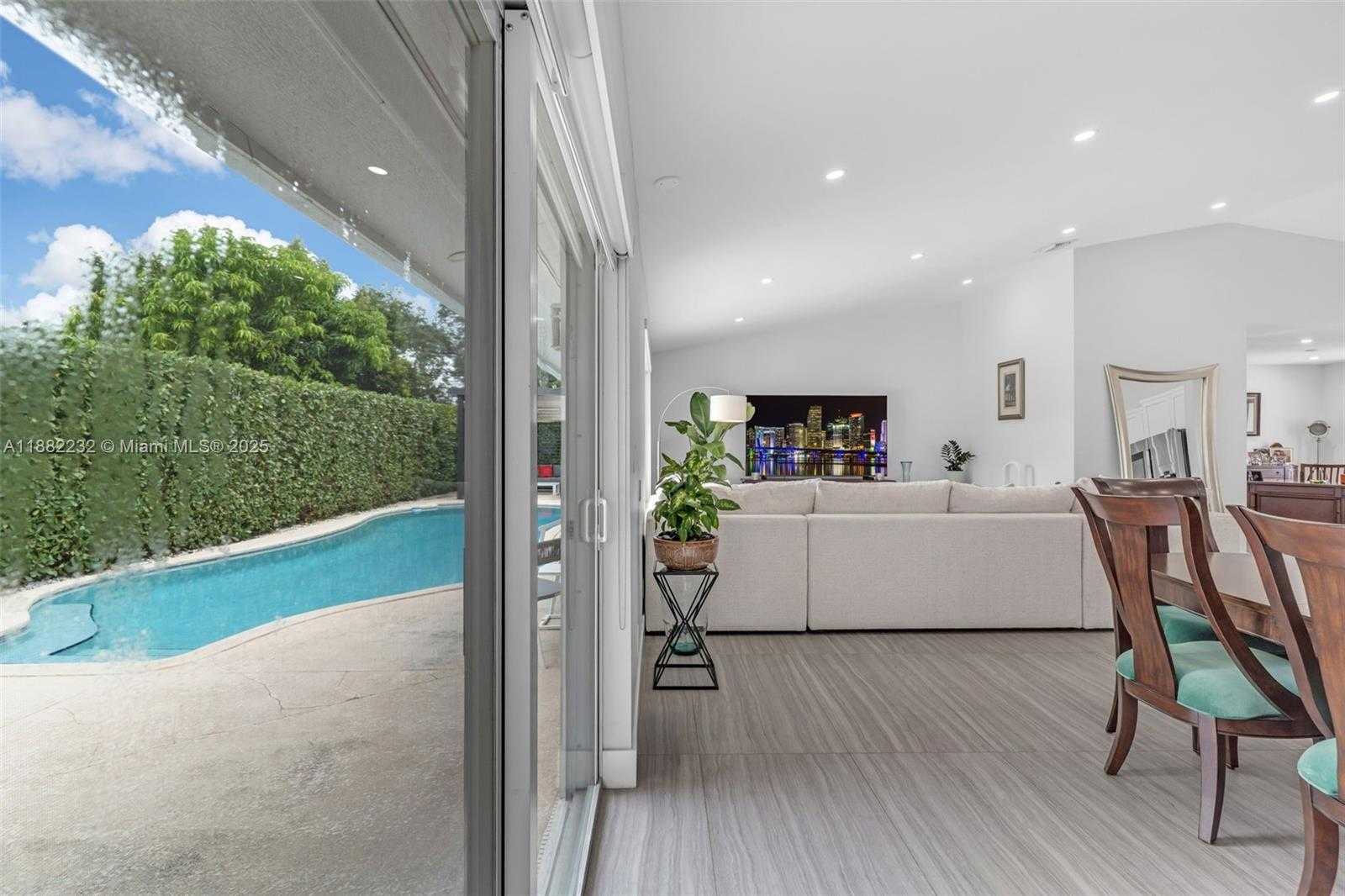 Small Image of 13925 SOUTH WEST 107TH TER, Miami Number 20