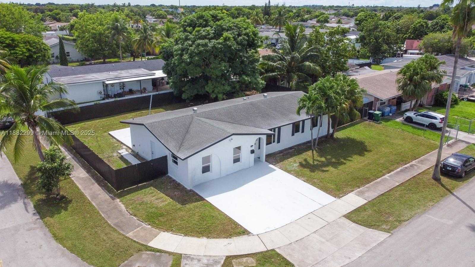 Small Image of 11872 SOUTH WEST 196TH TER, Miami Number 3