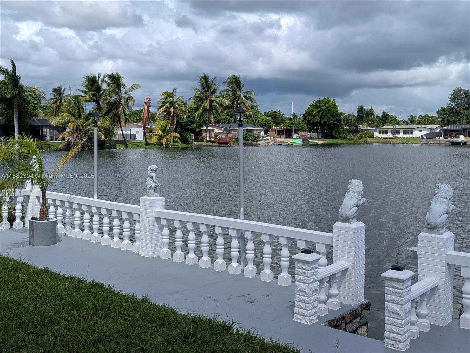 Small Image of 6757 ROSE DR, Miramar Number 4