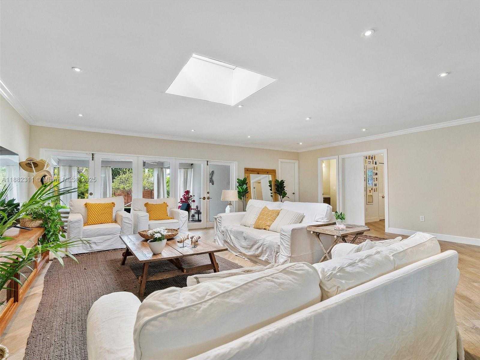 Small Image of 11407 NORTH BAYSHORE DR, North Miami Number 11