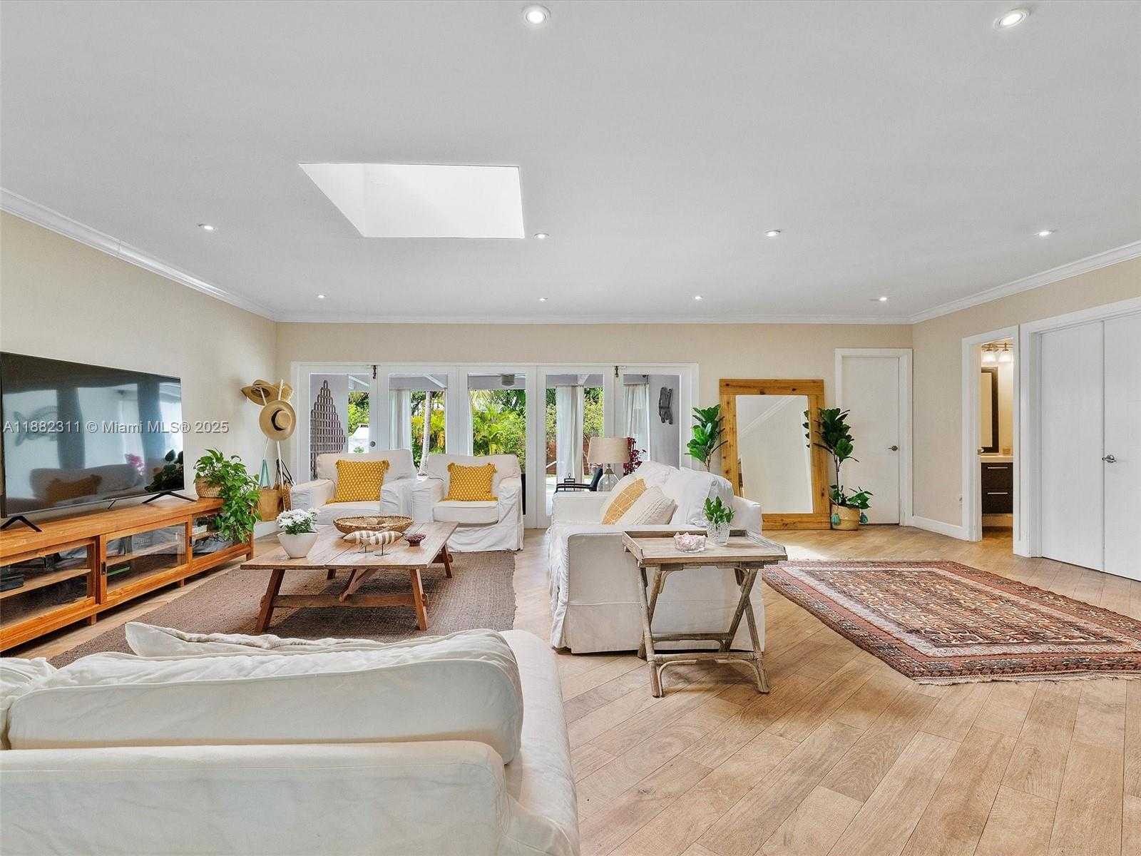 Small Image of 11407 NORTH BAYSHORE DR, North Miami Number 12