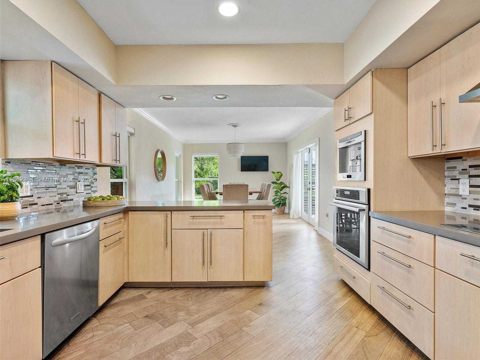 Small Image of 11407 NORTH BAYSHORE DR, North Miami Number 17