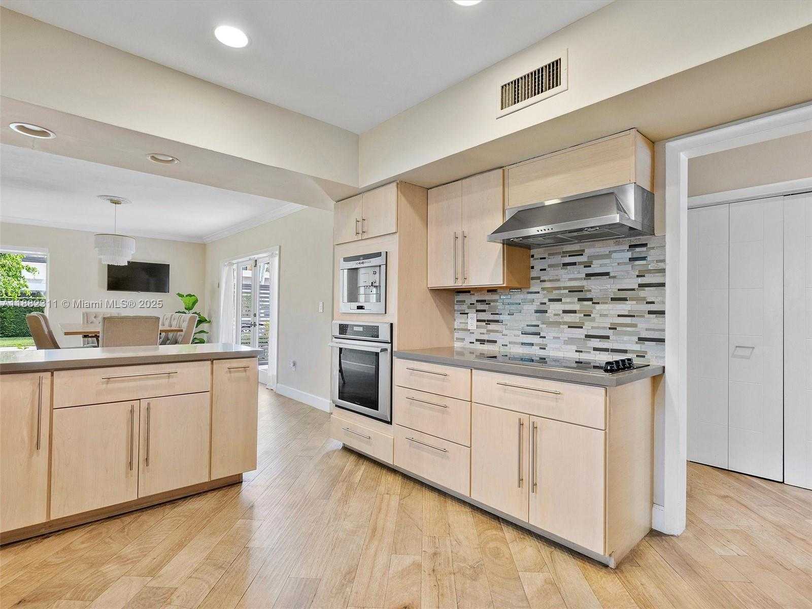 Small Image of 11407 NORTH BAYSHORE DR, North Miami Number 18