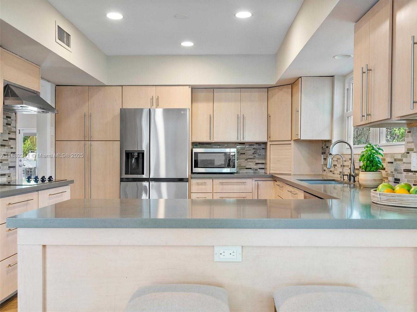 Small Image of 11407 NORTH BAYSHORE DR, North Miami Number 19
