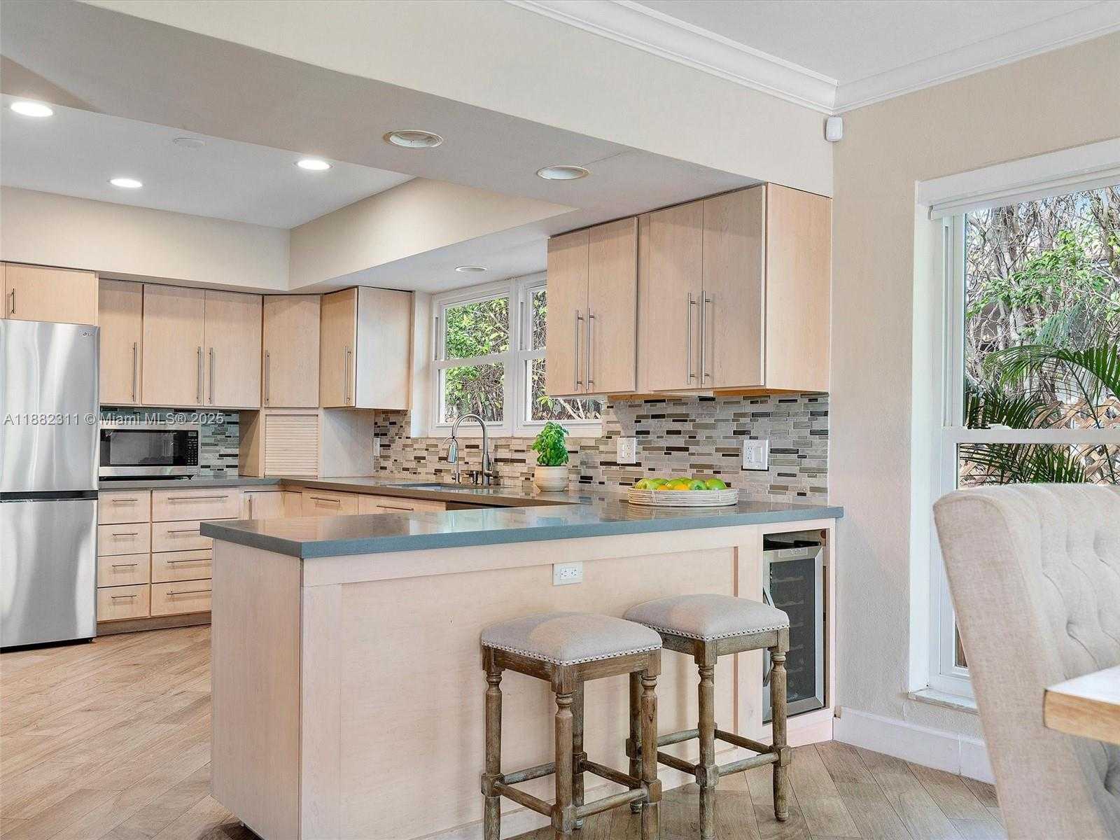 Small Image of 11407 NORTH BAYSHORE DR, North Miami Number 20