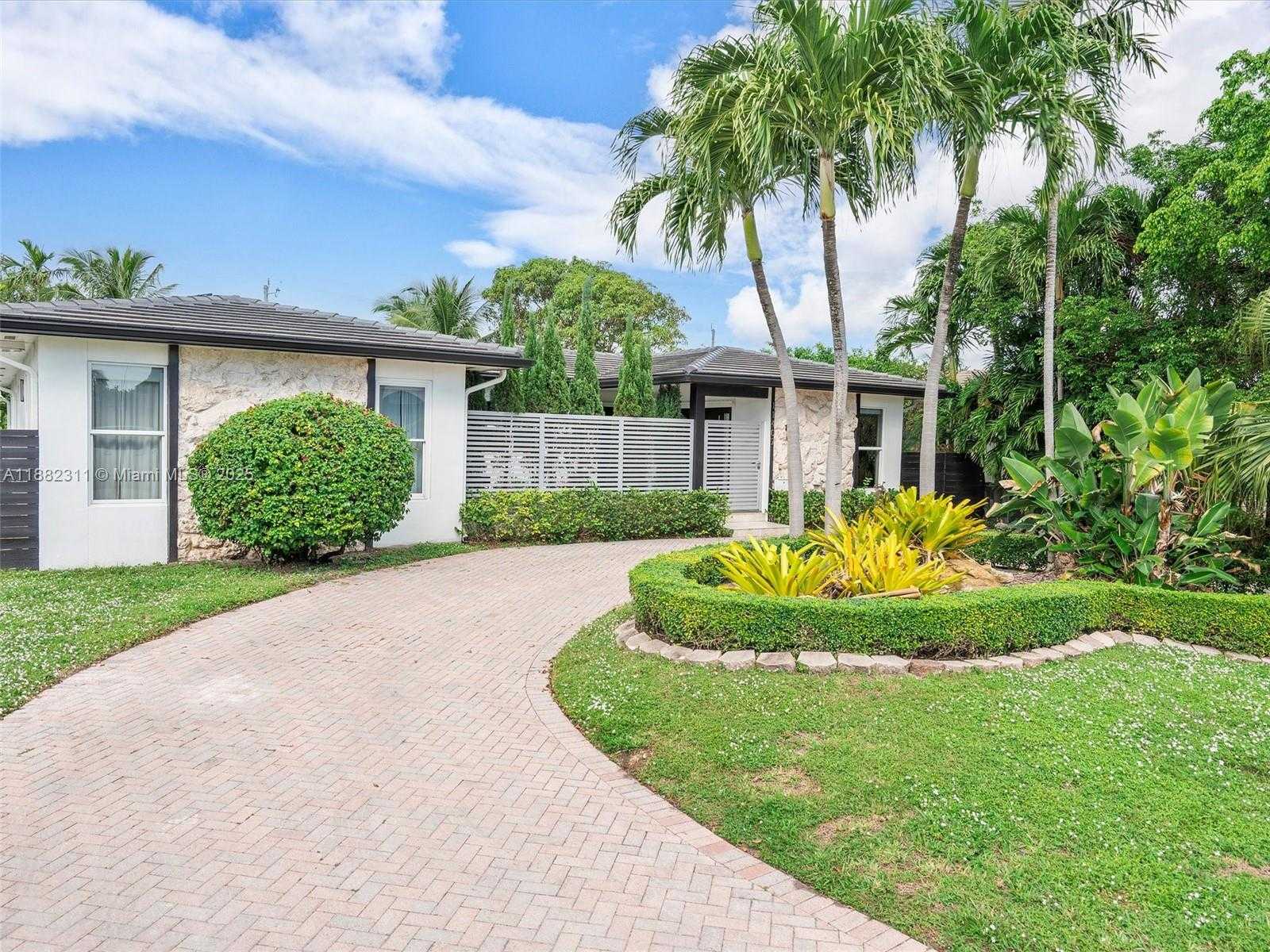 Small Image of 11407 NORTH BAYSHORE DR, North Miami Number 3