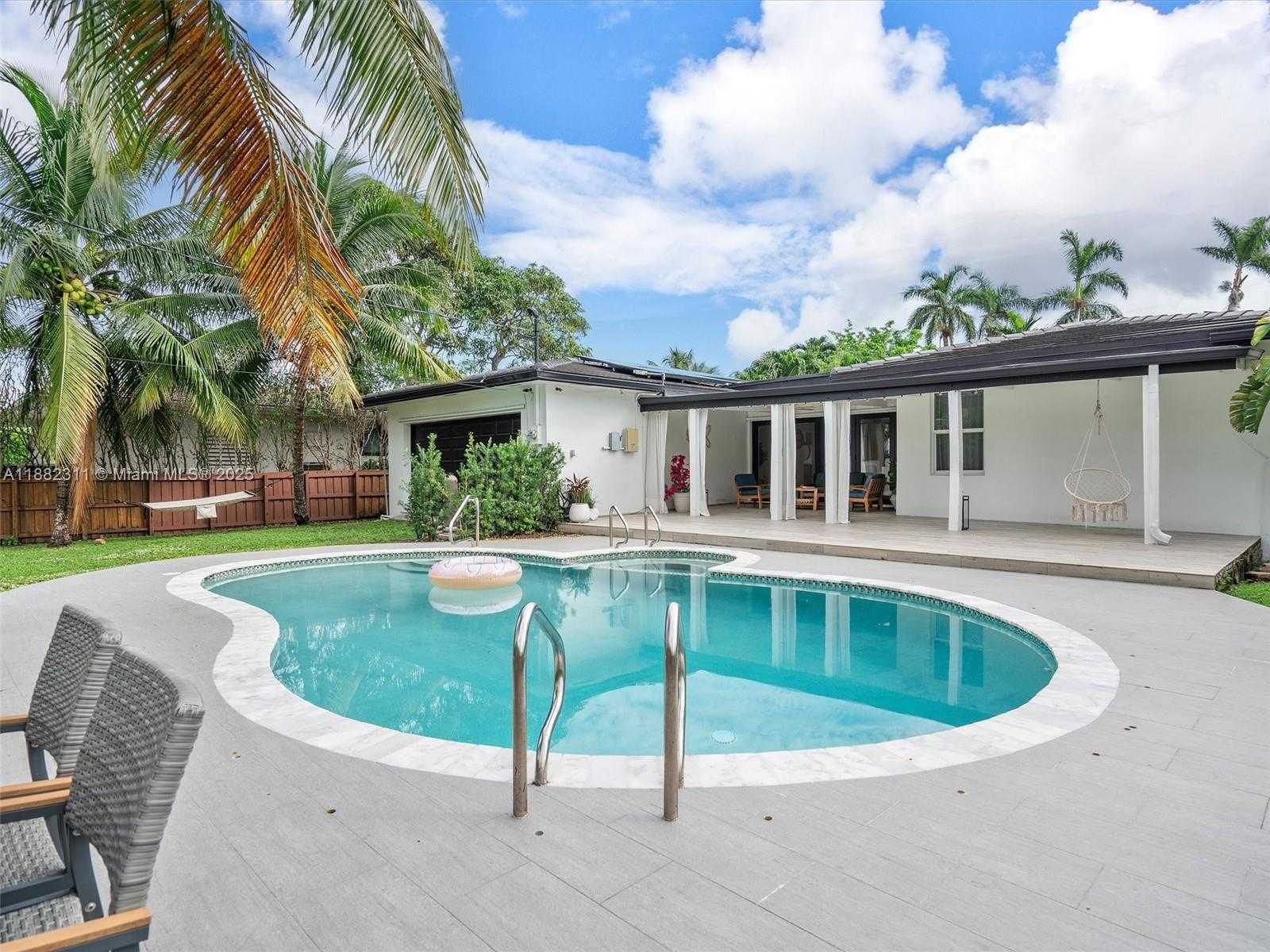 Small Image of 11407 NORTH BAYSHORE DR, North Miami Number 37