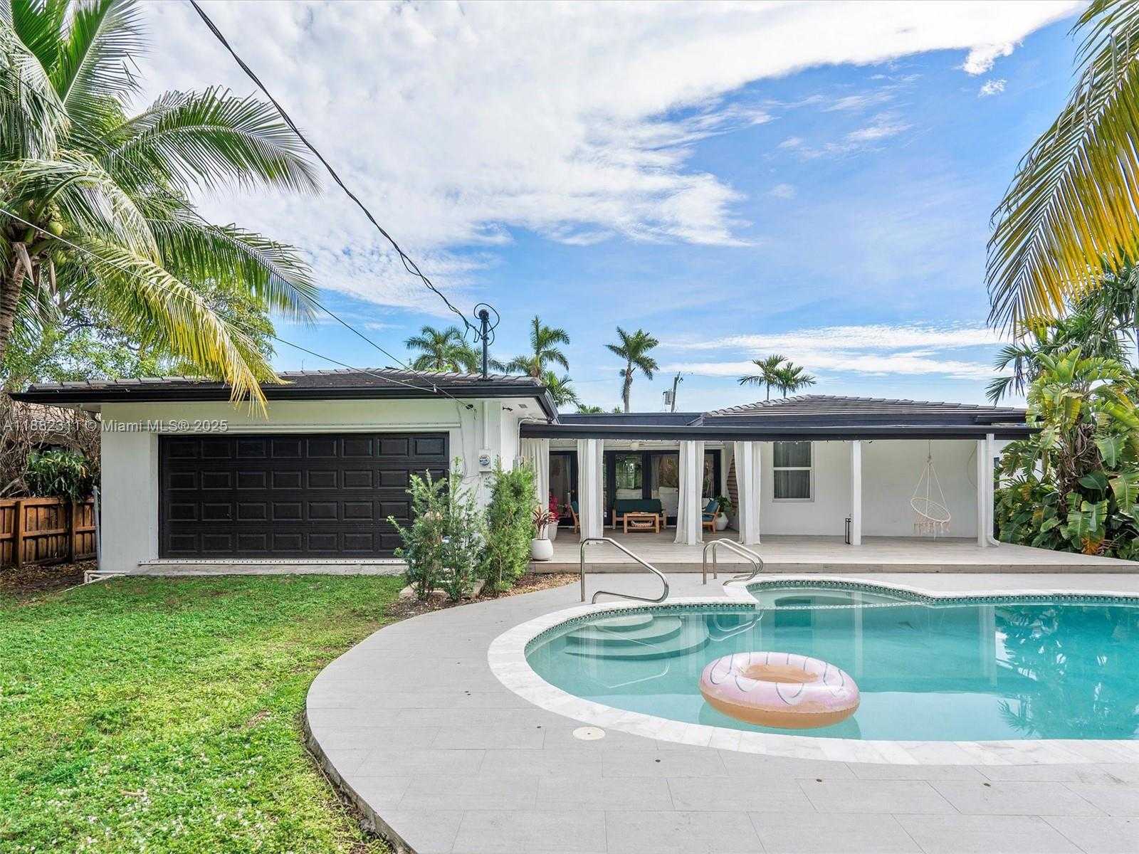 Small Image of 11407 NORTH BAYSHORE DR, North Miami Number 38